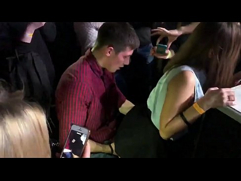 ❤️ Ubulili bangempela ku-nightclub yaseRussia. Intombazane yaseRussia eneminyaka engu-18 ubudala ingene endunu nasesithweni sangasese e-nightclub ️❌  ku-zu.tuberxxx.ru ❌❤